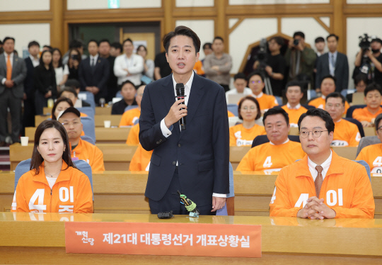 지난 6월3일 이준석 당시 개혁신당 대선후보가 제21대 대통령선거 방송 3사 출구조사 발표를 확인한 뒤 국회 의원회관에 마련된 당 개표상황실에 도착해 소감을 밝히고 있다.<연합뉴스 사진>